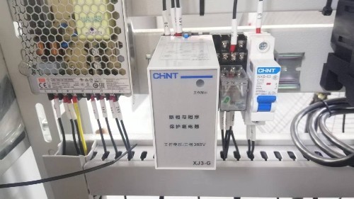 消防控制柜内为什么要安装相序继电器？