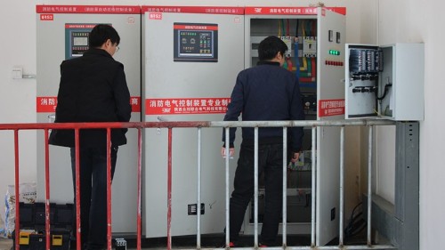 众利联合消防控制柜—浅水是喧哗的，深水是沉默的。