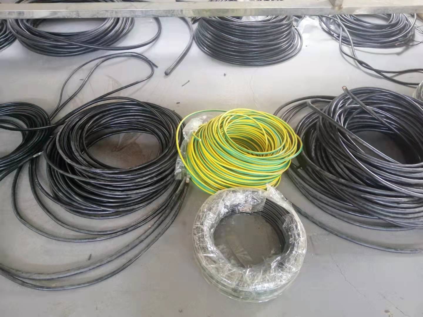 消防泵控制柜与消防泵之间是用什么连接的？一般用什么型号？